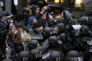 Un manifestante es rociado en la cara con gas pimienta en una protesta de Occupy Portland. (Randy L. Rasmussen / The Oregonian)